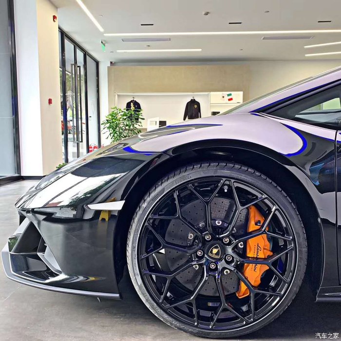 兰博基尼汽车音响_兰博基尼suv音响_兰博基尼的音响系统：驾驶中的音乐享受