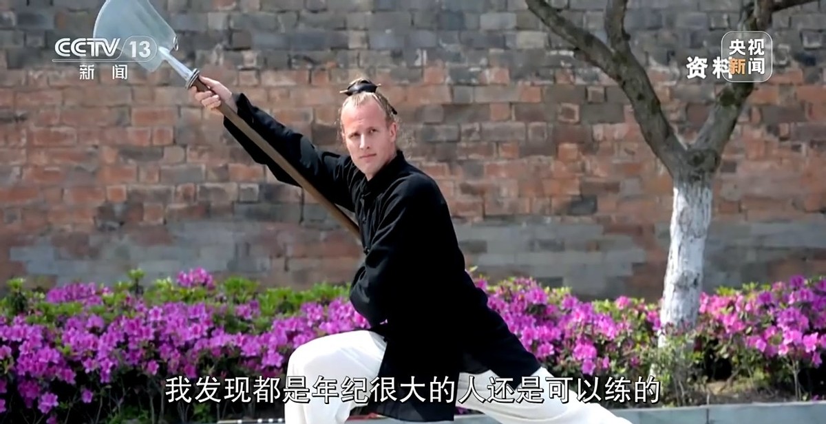 成龙健身视频_成龙的健康养生之道_成龙养生方法坚持自己的原则