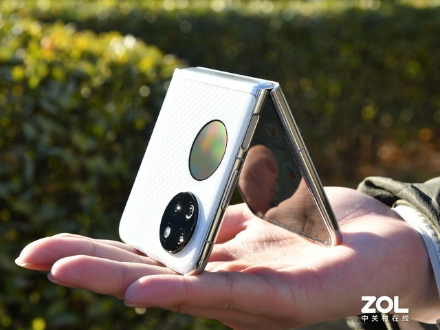 华为折叠屏手机：从理工男到时尚宠儿，女性用户青睐的科技美学