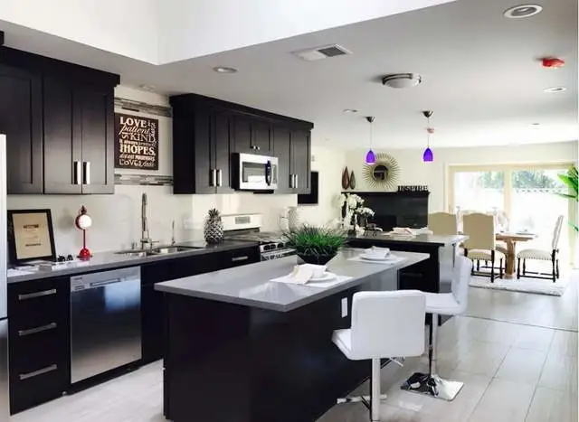 海尔集团高管网红策略助力AI家电市场竞争，美的格力财报数据对比分析