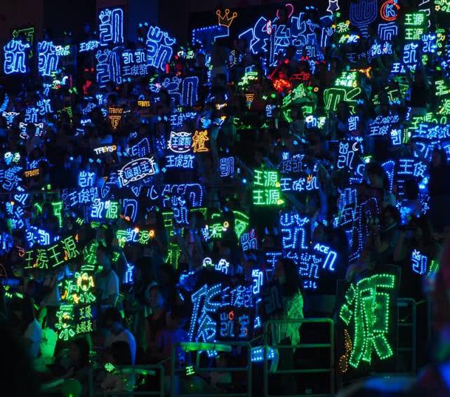 周杰伦歌迷见面会_周杰伦的粉丝见面会，感动无数_见到周杰伦激动